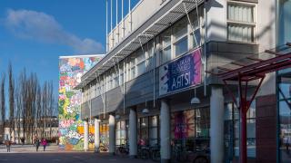 Taidemuseo Artsin sisäänkäynti.