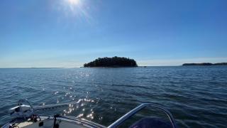 Tallholmenin saari kuvattuna mereltä.