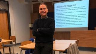 Uskonnon ja psykologian lehtori Teemu Ratinen luokkahuoneessa.
