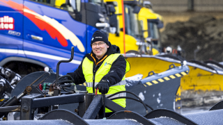 Tiemestari Tomi Ollikainen kuvattuna varikolla