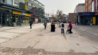 Kävelijöitä Tikkuraitin kävelykadulla.