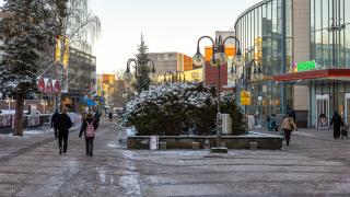 Tikkuraitin kävelykatu talvella 2025.