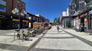 Tikkuraitin kävelykatu heinäkuussa 2025.