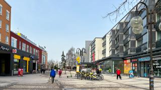 Tikkuraitin kävelykatu Tikkurilassa keväällä 2024.