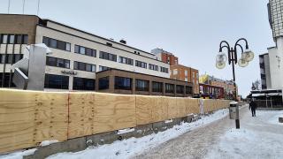 Vaneriaidat Tikkuraitin talvisella kävelykadulla.