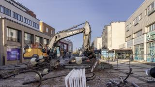 Kaivinkone Tikkuraitilla kävelykadun kunnostuksen alkuvaiheessa.