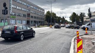 Talvikkitien ja Peltolantien risteyksen kaikki neljä ajokaistaa saatiin ajoneuvoliikenteen käyttöön 7.8.2026 ja työmaan aikaiset liikennejärjestelyt poistuvat risteysalueelta.
