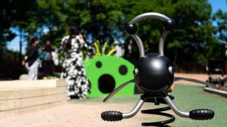 Leikkiväline Åvikin leikkipaikalla.