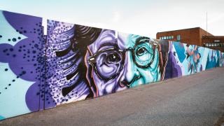 "Kotona Vantaalla" -taidemaalaus Tikkurilassa.