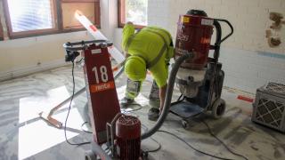 Sisäilmakorjauksen tekijä työssään.