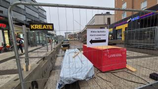 Aidattu työmaa-alue Tikkuraitilla.