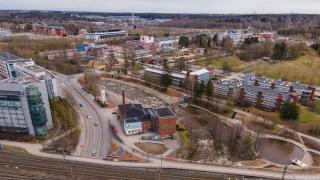 Ilmakuvassa Tikkurilan jokirantaa ja Väritehtaan aluetta