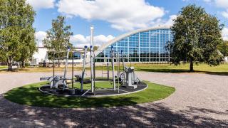 Tikkurilan urheilupuisto kesäisenä päivänä.