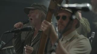 Tuomari Nurmio laulaa.