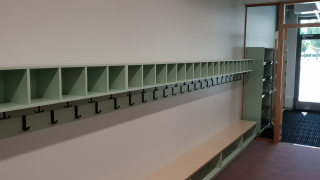 Tyhjä koulunaulakko.