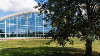 Uimahalli kuvattuna ulkoapäin.