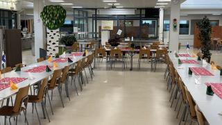 Kuva Uomarinteen koulun juhannusjuhlakattauksesta.