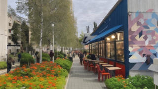 Tekoälyn luoma kuva. Kaavarunkoa koskeneessa asukastyöpajassa tuotettiin osallistujien kesken tekoälyn avulla kuvia mahdollisesta tulevaisuuden Havukoskesta. Osallistujien suosikiksi noussut kuva esittää näkymää Rautkallionkadun asemanpuoleisesta päästä. 