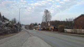 Vaaralan kallio ja pientaloja Hakunilantien katunäkymässä pilvisenä päivänä.