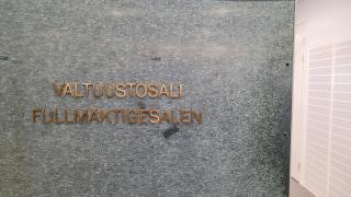 valtuustosalin kyltti
