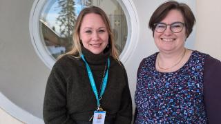 Laura Kivikoski och Lisa Sjöström står vid musikinstitutets ingång