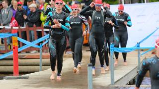 Naiset triathlonin uintiosuudella