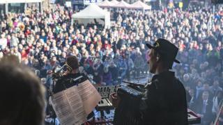 Esiintyjiä ja konserttiyleisöä