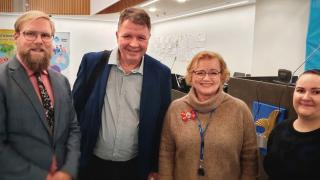 Kyselyn toteutti Innolink Research Oy ja hankkeen päävastuullisena johtajana toimi tutkimuspäällikkö Juho-Matti Paavola (kuvassa vasemmalla). Tampereen yliopiston dosentti ja Kunnallisalan kehittämissäätiön tutkimuspäällikkö Sami Borg toimi tutkimuksessa asiantuntijana. Äänestämisselvityksen tulokset esitettiin Vantaan Tiedeaamussa 15.11.2022, jossa avauspuheenvuoron piti kaupunginjohtaja Ritva Viljanen ja tuloksia kommentoi vaalipäällikkö Niina Puikkonen (kuvassa oikealla).