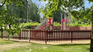 Aidattu leikkipaikka puistossa.