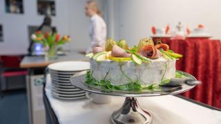 Upea voileipäkakku, jonka Varian opiskelija on tehnyt