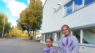 Vierumäen koulun oppilaat Elli ja Milla.