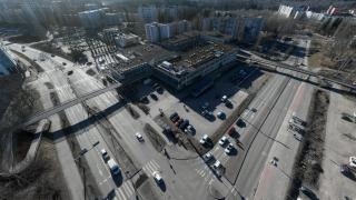 Ilmakuva, jossa katunäkymä Hakunilantien ja Kyytitien risteyksestä, autoja ja Hakunilan ostoskeskus.