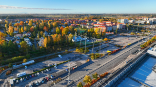 Kuvassa näkyy ilmassa kulkeva voimalinja Väinö Tannerin tien eteläpuolella.