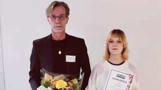 Karilla ja Mayaliisilla on kukkia, diplomit ja lahjakassit. He ovat pukeutuneet juhlavaatteisiin.