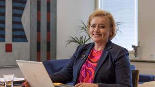 Ritva Viljanen istuu työhuoneessaan