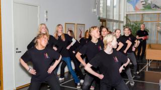 Vuoden 2023 osallisuusteoksi valittiin yksimielisesti Tikkurilan lukion kouluterveysmusikaali. Palkintoa juhlistettiin kaupungintalolla 10. huhtikuuta pidetyssä tilaisuudessa.