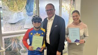Renz Peregrina, Pekka Timonen ja Marikki Väisänen palkitsemistilaisuudessa.