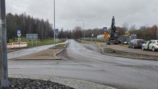 Heidehofintien liikenneympyrä Heidehofintielle päin.