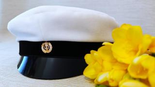 Graduation cap and yellow flowers.