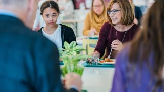 Direktören för Förenta staternas närings- och livsmedelsverk Cindy Long diskuterar med elever