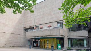 Tikkurilan kirjaston sisäänkäynti.