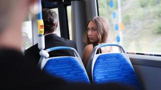Tyttö bussissa