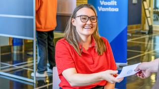 Asukaslehden kansikuvassa esiintyy vaalisimulaation iloiset vapaaehtoiset.