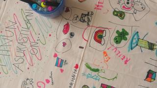 Valkoiselle paperille kirjoitettu teksti "Minun asukastilani on...". Sen alla piirretty ja kirjoitettu värikkäillä tusseilla vastauksia.