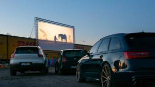drive-in-esitys ulkona.