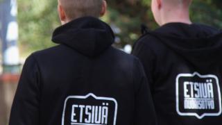 Kaksi henkilöä, joiden paidoissa lukee Etsivä nuorisotyö.