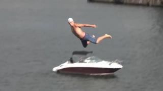 henkilö hyppää veteen.