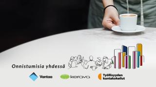 henkilö pitää pöydällä olevasta kahvikupista kiinni, logot: vantaa, kerava, työllisyyden kuntakokeilut, teksti: onnistumisia yhdessä.