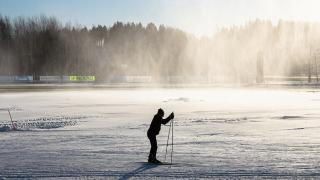 hiihtäjä ladulla.
