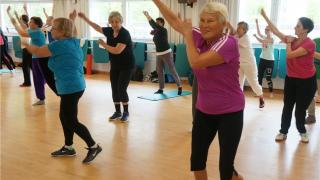 ihmisiä jumppasalissa.